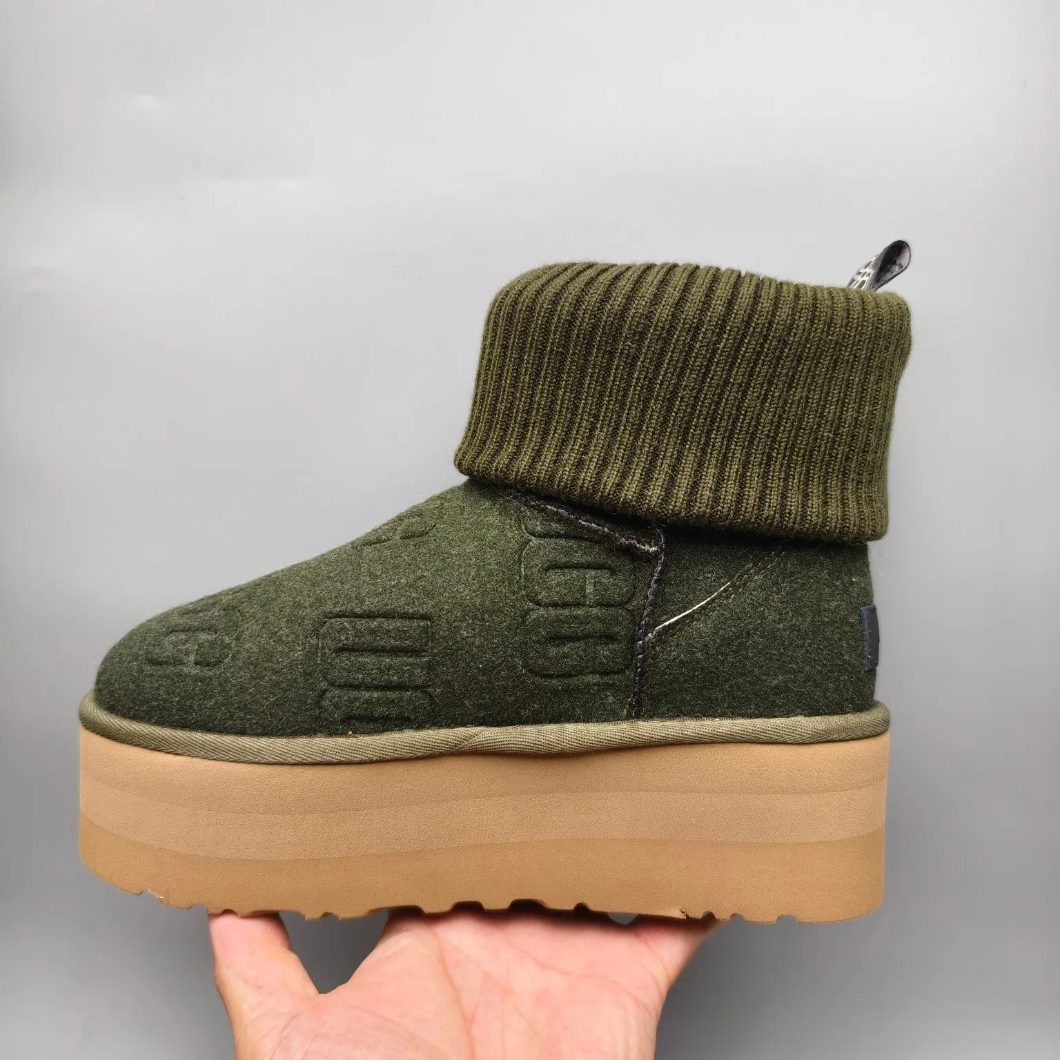 💰600 UGG sheepskin all-in-one snow boots 4047 suede LOGO wool top thick-soled boots Color: Gray Black Green Matching Size: 35-40